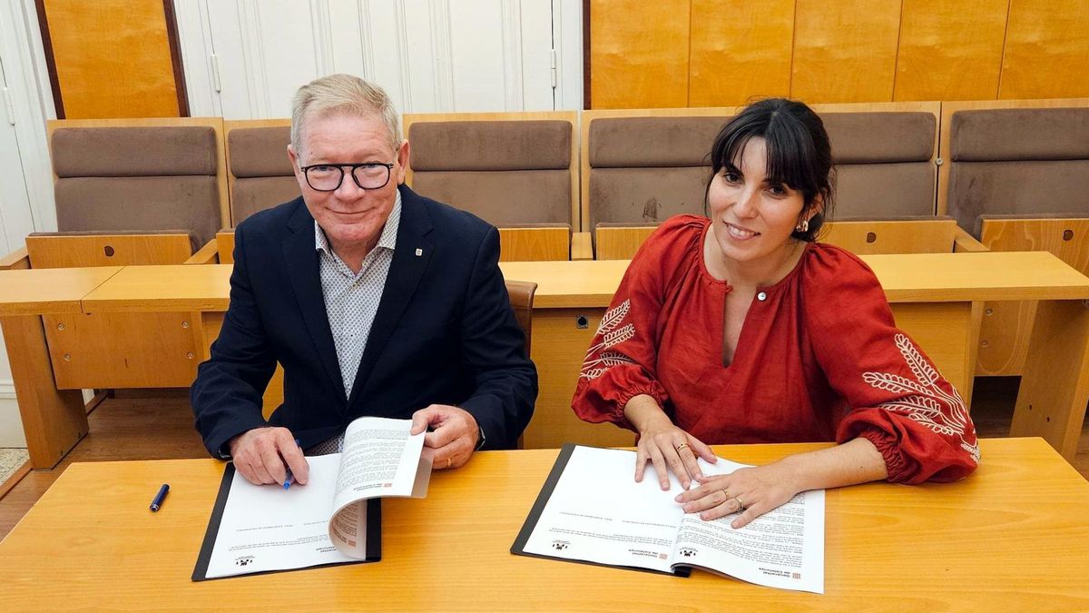 El secretari general d'Economia, Juli Fernández, i l'alcaldessa de Palafrugell, Laura Millán, durant la signatura de l'acord de cessió de la finca de Calella de Palafrugell