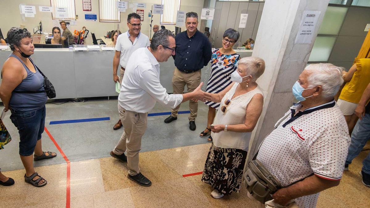 Entrega de las primeras tarjetas ciudadanas en Benidorm.