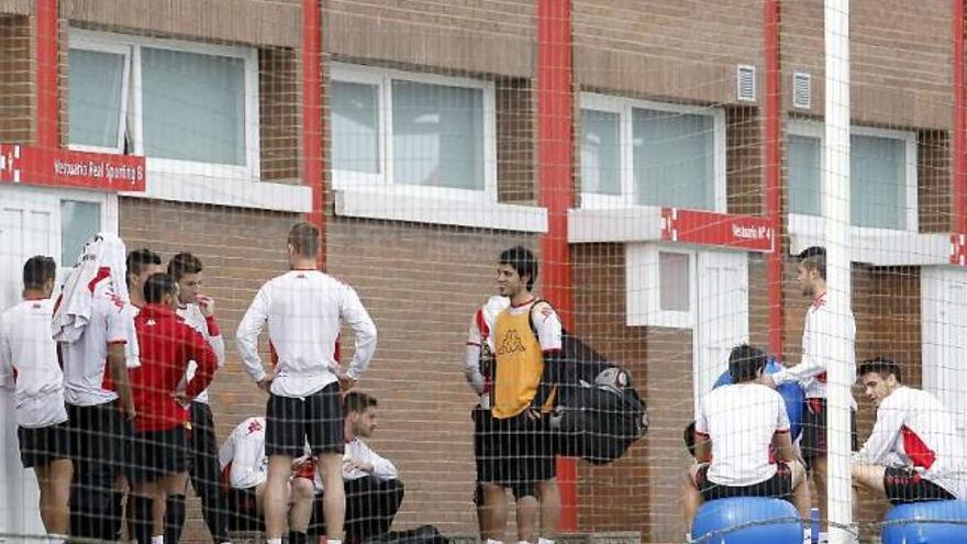 Los jugadores del filial, a la puerta del vestuario, tras un entrenamiento en Mareo.