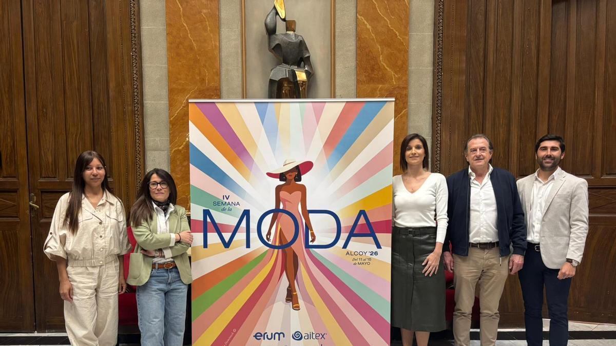 Equipo de organización de la semana de la moda en la presentación en Alcoy.