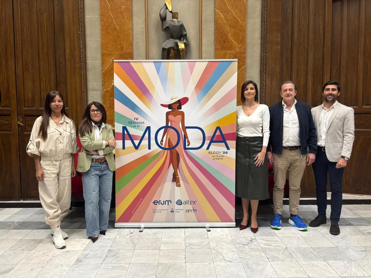 Equipo de organización de la semana de la moda en la presentación en Alcoy.