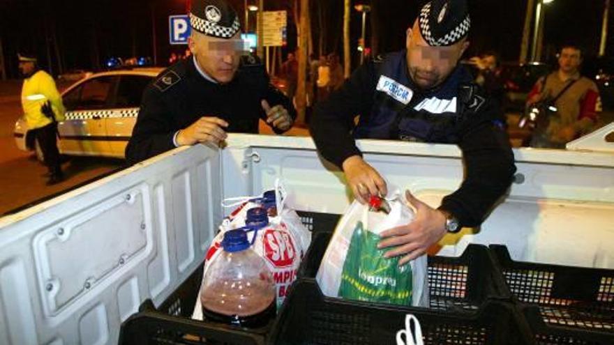 Agents de la policia requisen begudes procedents d&#039;un «botellón», un dels motius de sorolls al carrer.