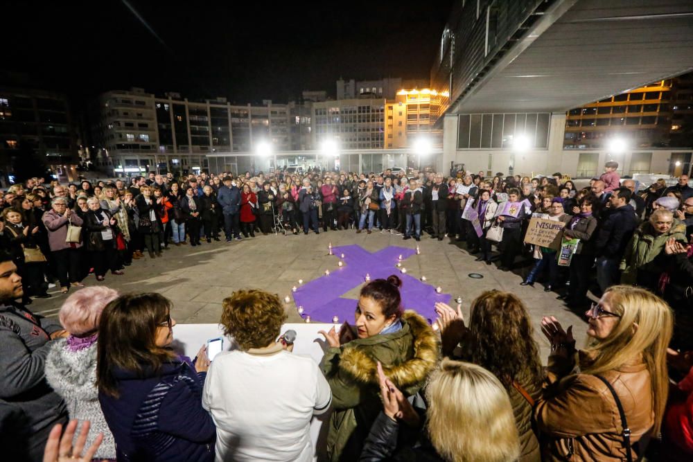 Más de 350 personas en la plaza del Ayuntamiento de Benidorm