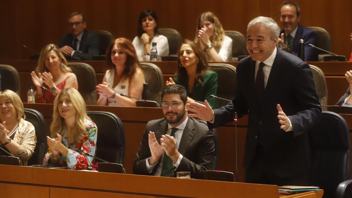El presidente de Aragón, Jorge Azcón, recibe el aplauso de su bancada, con los diputados del PP y Vox.