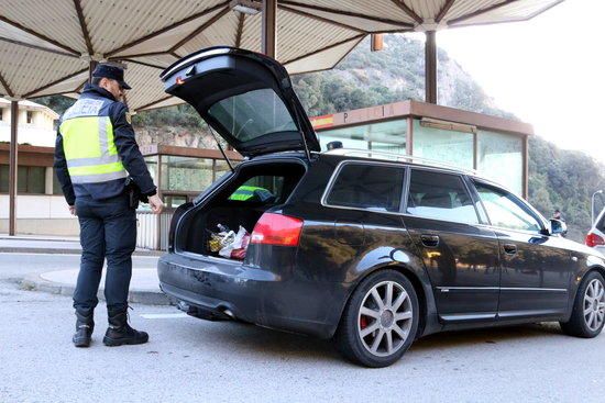 Efectius de la Policia Nacional al punt de control que han establert al Pertús el dimarts 30 de gener