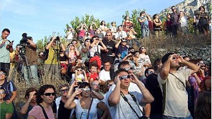 Los asistentes observaron el pasado sábado la alineación solar con gafas de eclipse. A la izquierda, dos momentos del fenómeno.