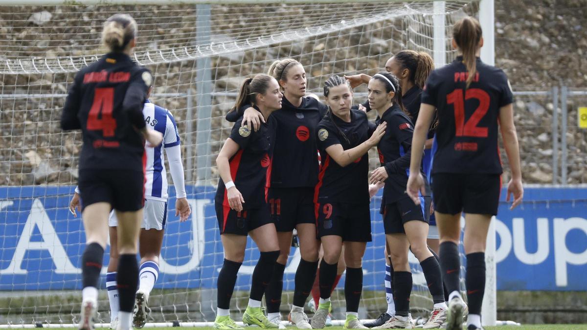 Las jugadoras del Barça celebran un tanto ante la Real Sociedad