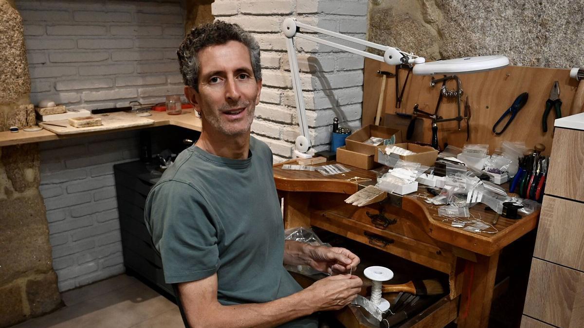 Manuel, orfebre, en su taller de la joyería Peixe de Plata.