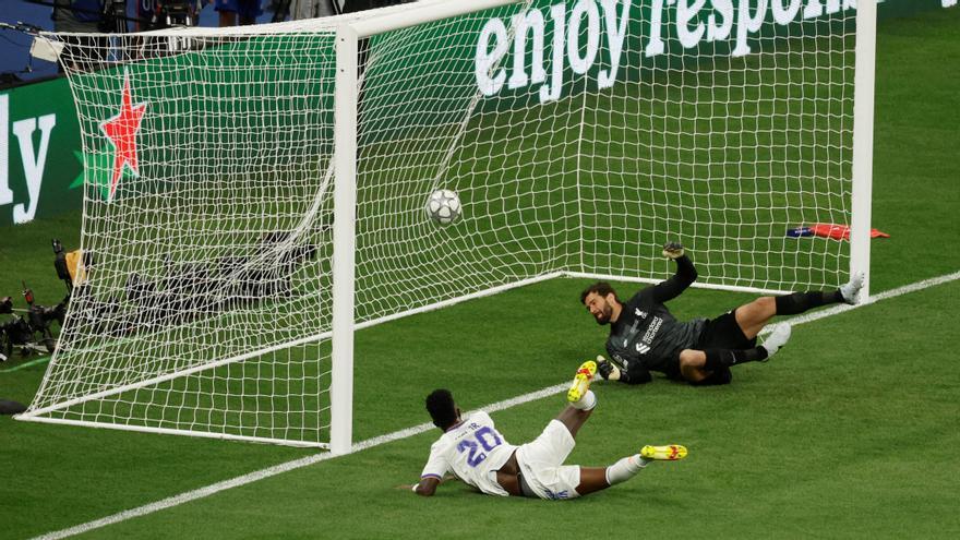 Vinicius marca de gol del Madrid en la final ante el Liverpool.