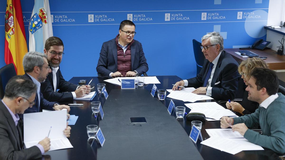 El conselleiro de Emprego, José González, preside la reunión de la mesa de diálogo social, junto a representantes de la patronal y de los sindicatos.