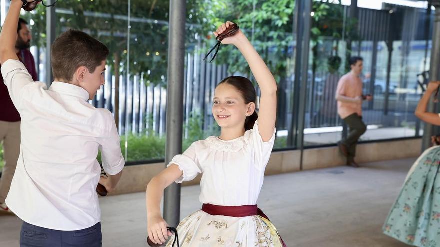 Marta Mercader y la corte preparan la "dansà de les falles infantils" a la Virgen