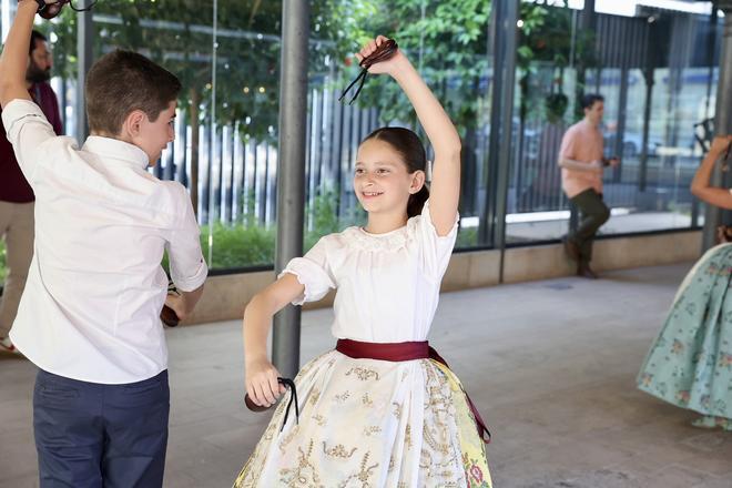 Marta Mercader y la corte preparan la "dansà de les falles infantils" a la Virgen