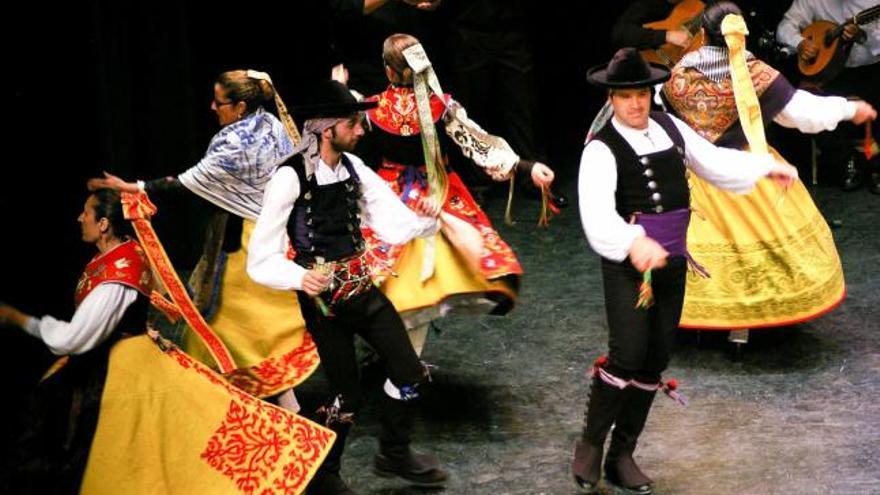 El grupo «Tierras de Toro» durante su actuación en el festival benéfico del sábado en el Latorre.