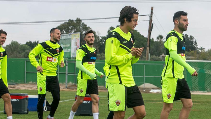 Los futbolistas del Elche entrenando en el campo anexo