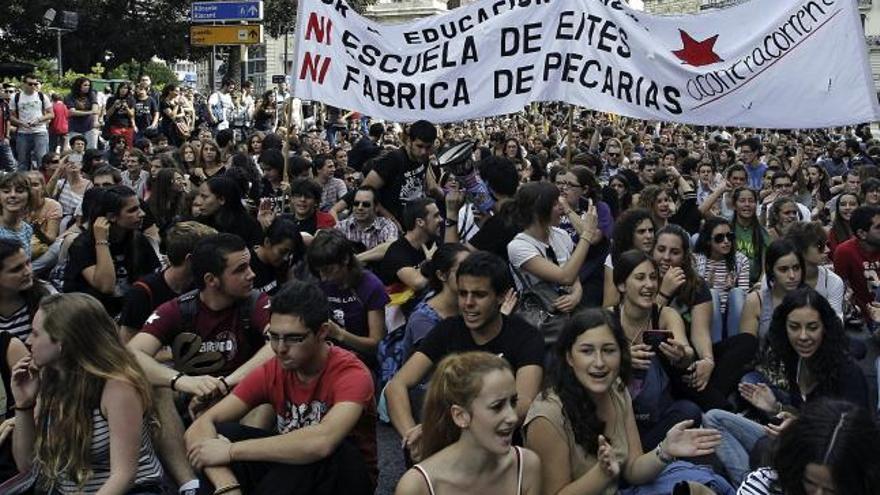 Varios cientos de estudiantes han participado en una manifestación por las calles del centro de la ciudad en la tercera jornada de huelga en los centros de secundaria.