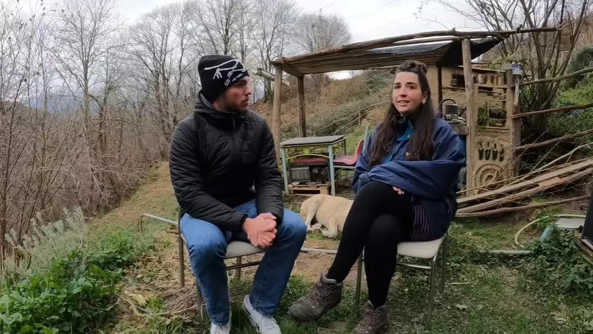 La María, amb Arnau Serrado (propietari del canal de YouTube), a l'exterior de casa seva