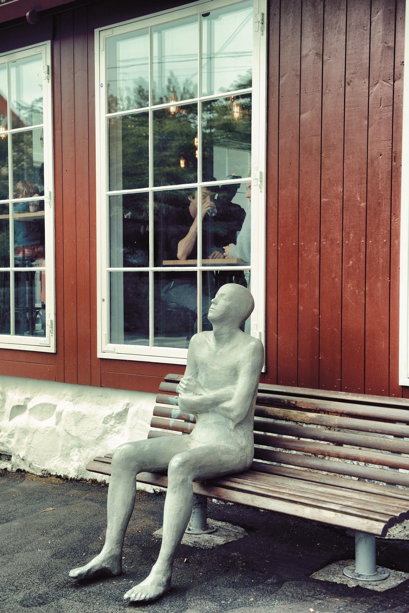 Escultura delante del Paname Café en Tórshavn.