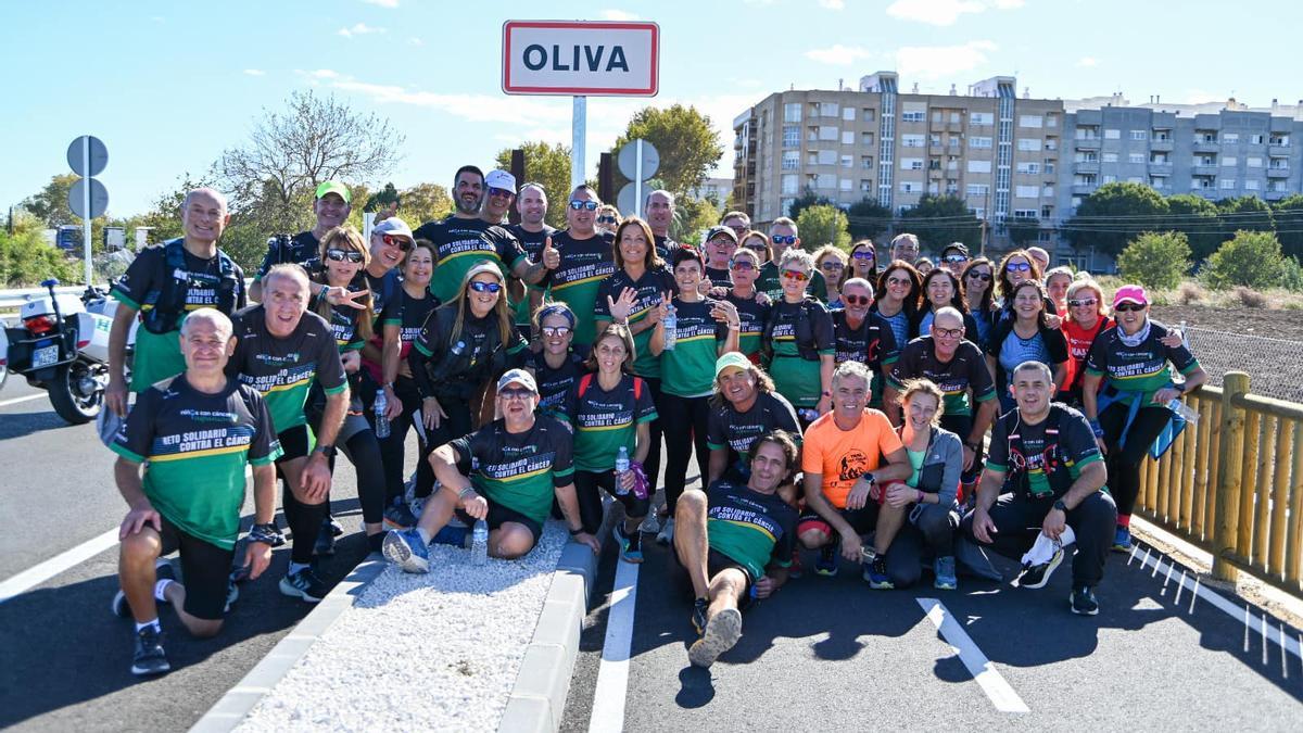 Los participantes en el Reto Solidario Aspanion a su llegada a Oliva