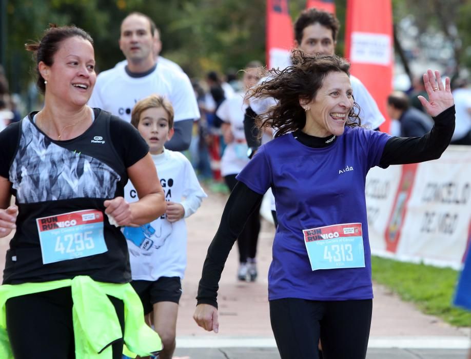 Más de 3.500 personas participan esta mañana la Carrera Vigo Contra el Cáncer.