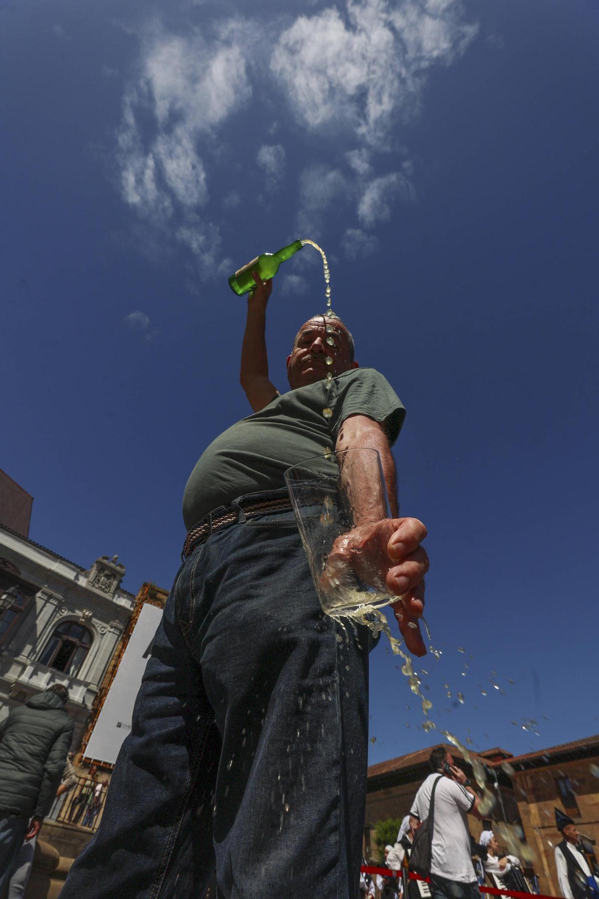 Oviedo levanta el brazo para un escanciado popular con más de un millar de personas por el Día Mundial de la Sidra, en imágenes