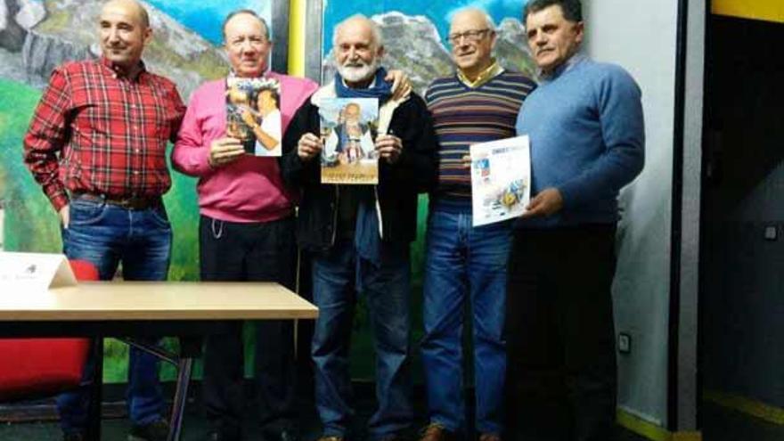 Por la izquierda, Mino Álvarez, alcalde de Teverga; Juan Antonio López Brañas, Celso Peyroux, José María Ruilópez y Enrique García, ayer en la Casa de Cultura de Teverga.