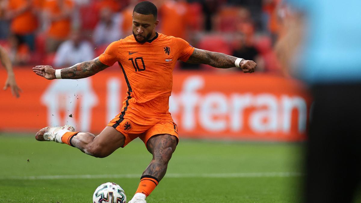 Memphis Depay abrió el marcador desde el punto de penalti