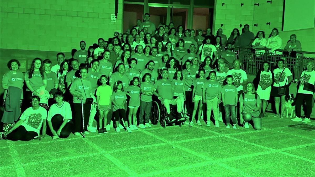 El Ayuntamiento de Coreses iluminado de verde y cientos de vecinos que muestran su apoyo a la causa contra el ELA.
