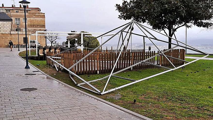Estructura de una terraza en Rodeira que tiró el viento.   | //  G. NÚÑEZ