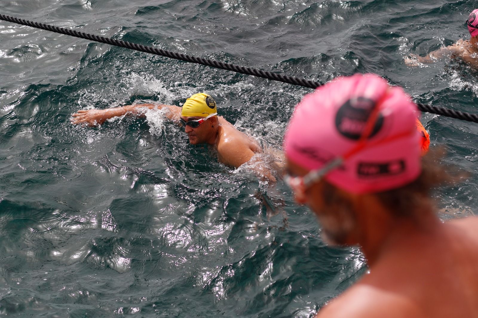 Un total de 211 participantes se lanzan al mar para recaudar fondos y financiar las sesiones de rehabilitación de Respiralia