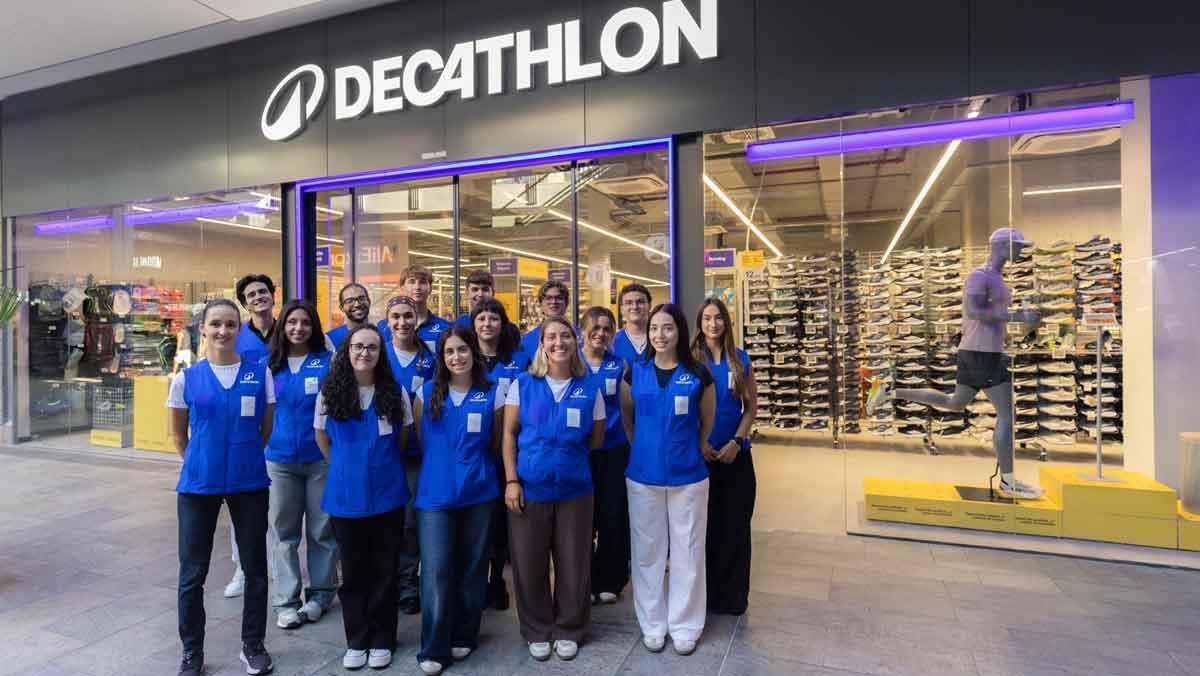 El equipo de 16 colaboradores de la tienda Decathlon del centro comercial Splau.