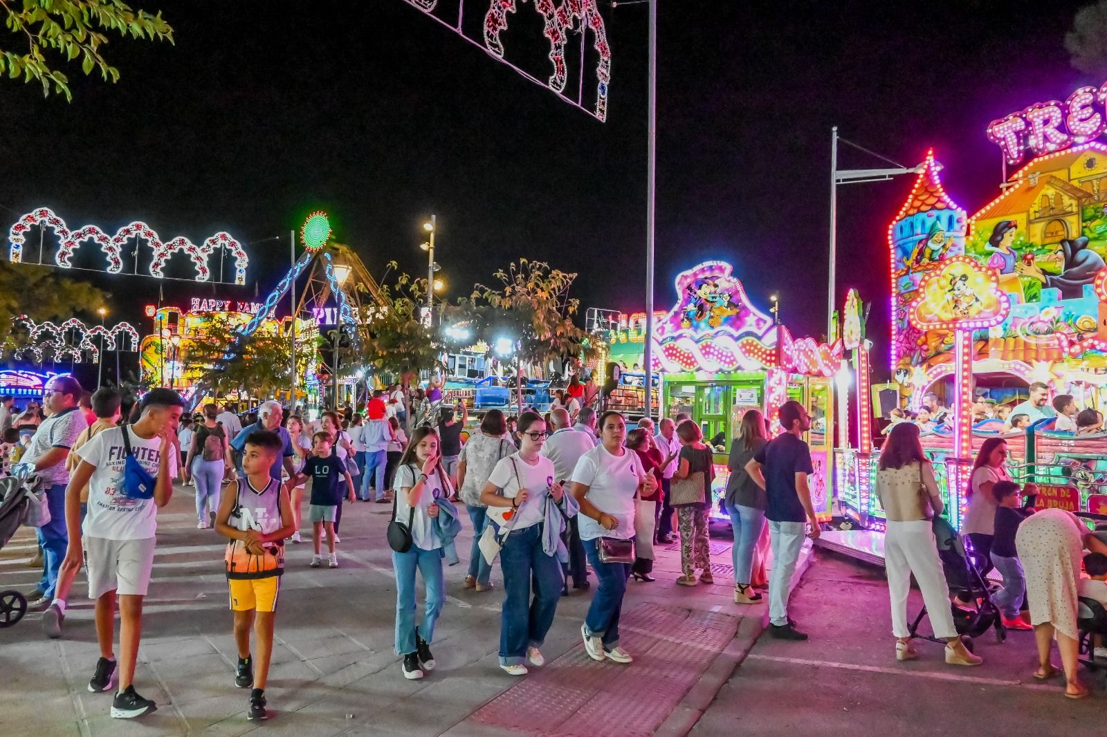 Vecinos y visitantes llenan cada día la Feria Real de Baena