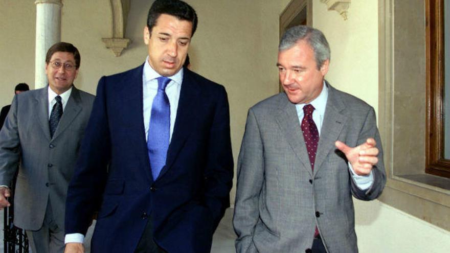 Eduardo Zaplana y Ramón Luis Valcárcel en una foto del año 2001