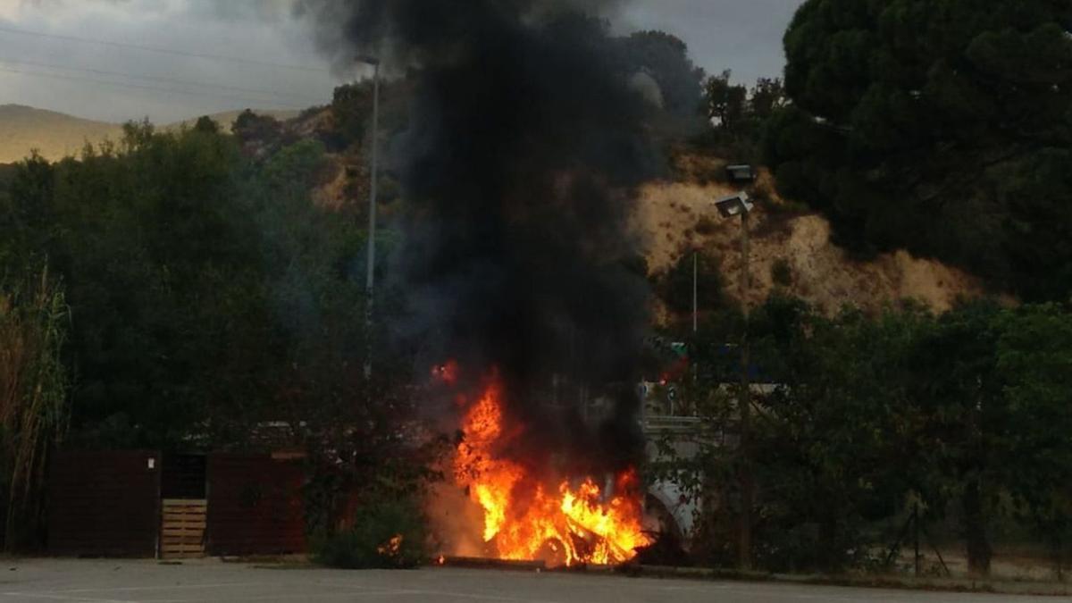 El cotxe on anaven els dos sospitosos i que haurien incendiat després de l’accident. | DDG