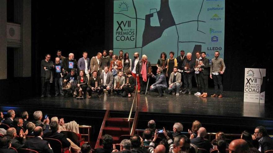 Foto de familia de todos los galardonados, al finalizar la gala en el Teatro Principal. // Jesús Regal
