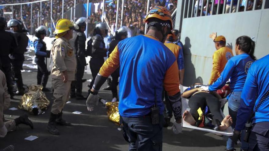 Sanitarios ayudan a las personas afectadas por la avalancha.