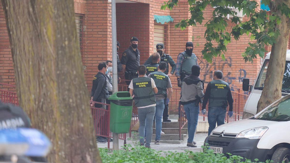 Agentes de la Guardia Civil interviniendo en la operación contra el blanqueo de capitales en Suerte de Saavedra.