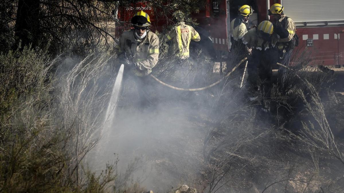 Bomberos en los trabajos de extinción del incendio de la Ribera d'Ebre.