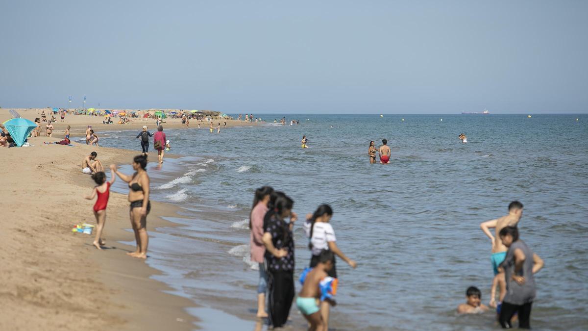 Personas disfrutando en la playa de Gavà.