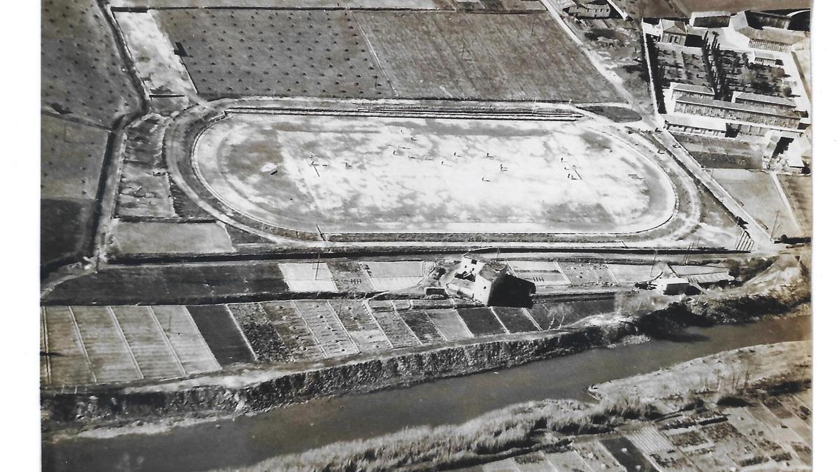 Una fotografia de l'any 1954 amb la pista construïda