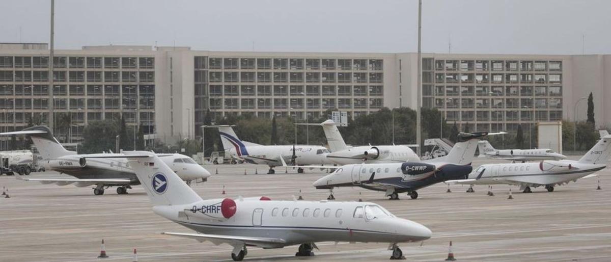 Aviones privados aparcados en el aeropuerto de Palma. / MANU MIELNIEZUK