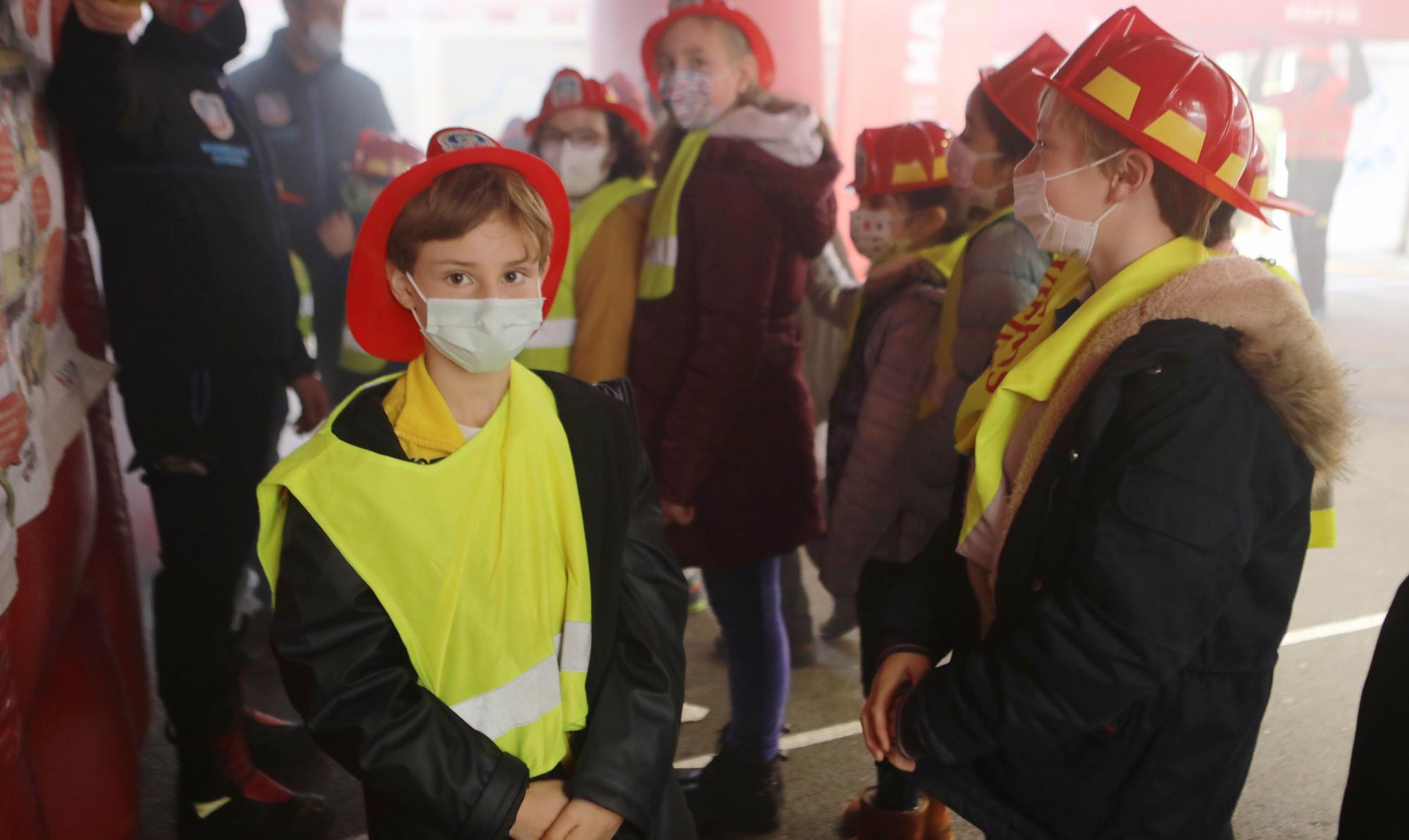 La "Patrulla Canina" del Veneranda Manzano se impone al fuego y los malos humos