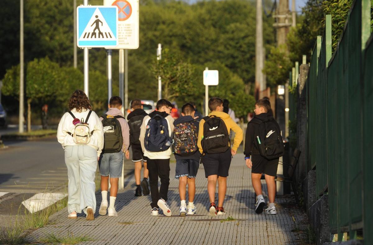 Adolescentes caminan por la zona de los institutos de  A Estrada.  | BERNABÉ/ JAVIER LALÍN