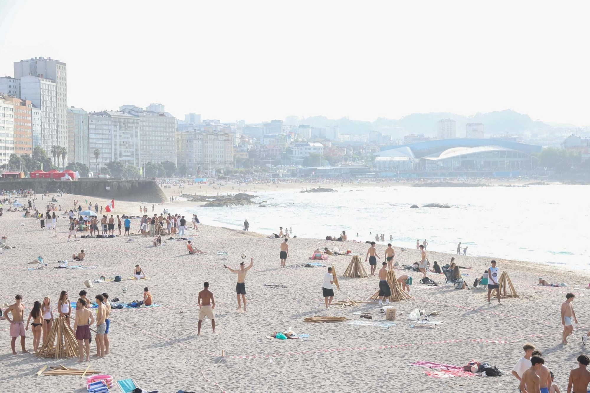 Reparto de madera y primeras hogueras en las playas de Orzán y Riazor