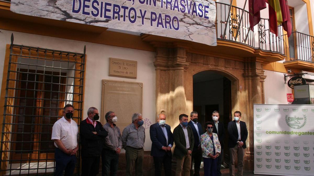 El presidente de los regantes junto a representantes de organizaciones agrarias y de la ciudad esta mañana.