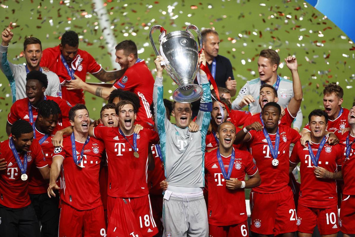 El portero Neuer levanta la Champions del Bayern en la final contra el PSG disputada en 2020 en Lisboa