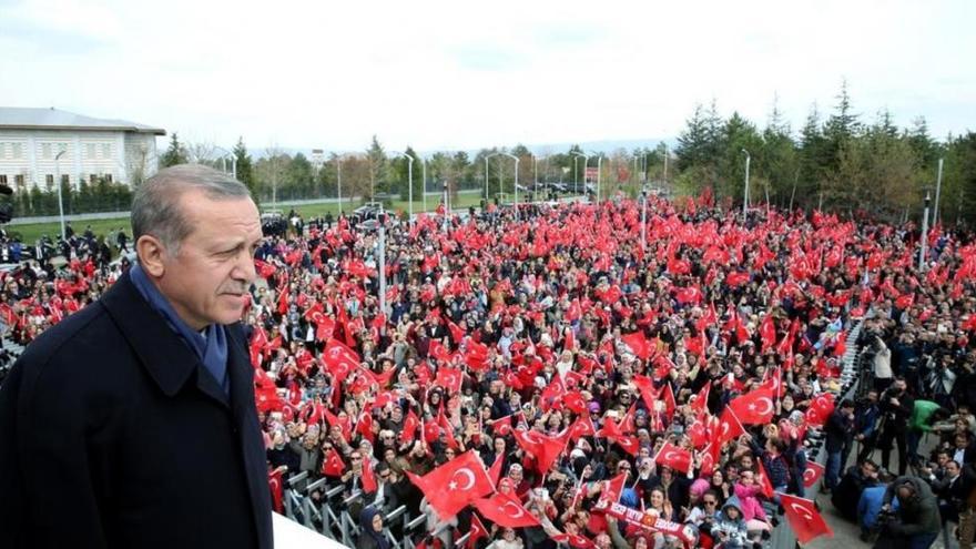 Ankara prohíbe las reuniones nocturnas en las que se cante