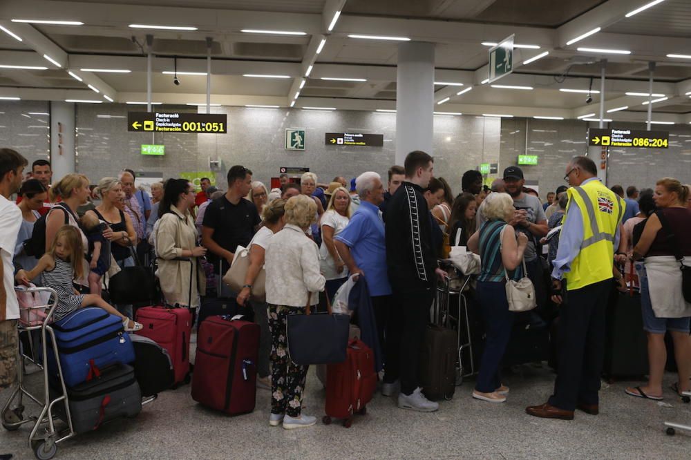 Afectados por la suspensión de pagos de Thomas Cook en el aeropuerto de Palma