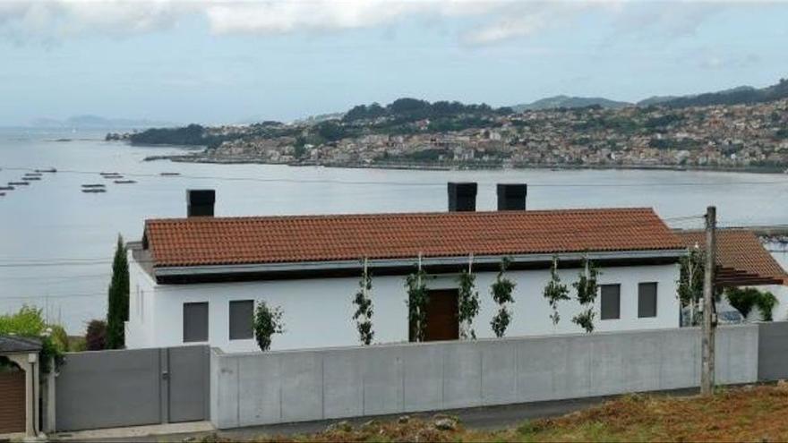 La vivienda que vendió el expresidente de la Xunta, ayer, con vistas sobre la ría de Vigo.