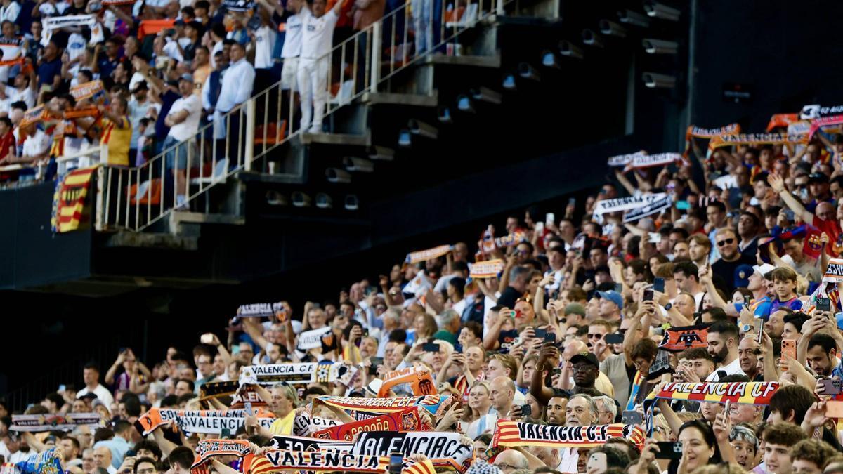 Imágenes de la afición del Valencia CF en el partido contra el Barça