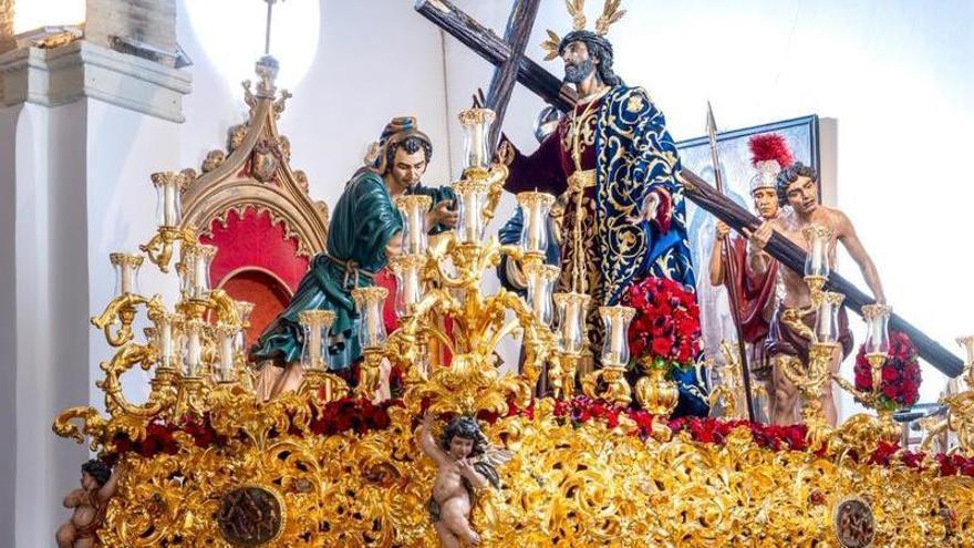 La revolución de las plumas en las cofradías de Sevilla: el recorte en los cascos romanos recupera estampas históricas
